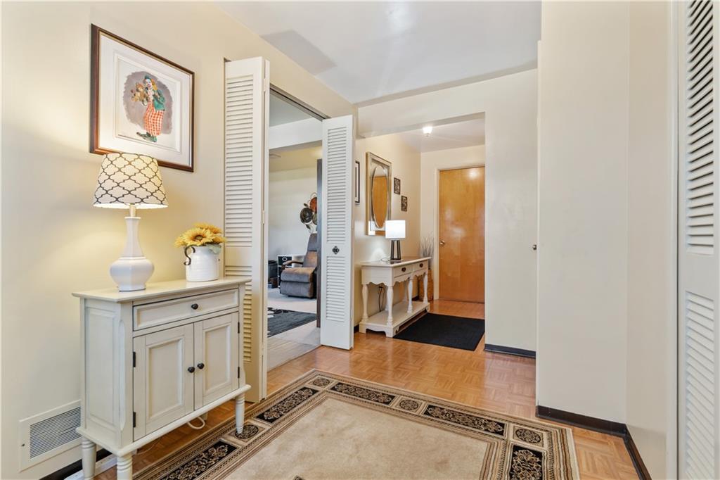 127 Parkedge Road Pittsburgh, PA 15220 - Photo 5 of 33 Gallery Image 5
