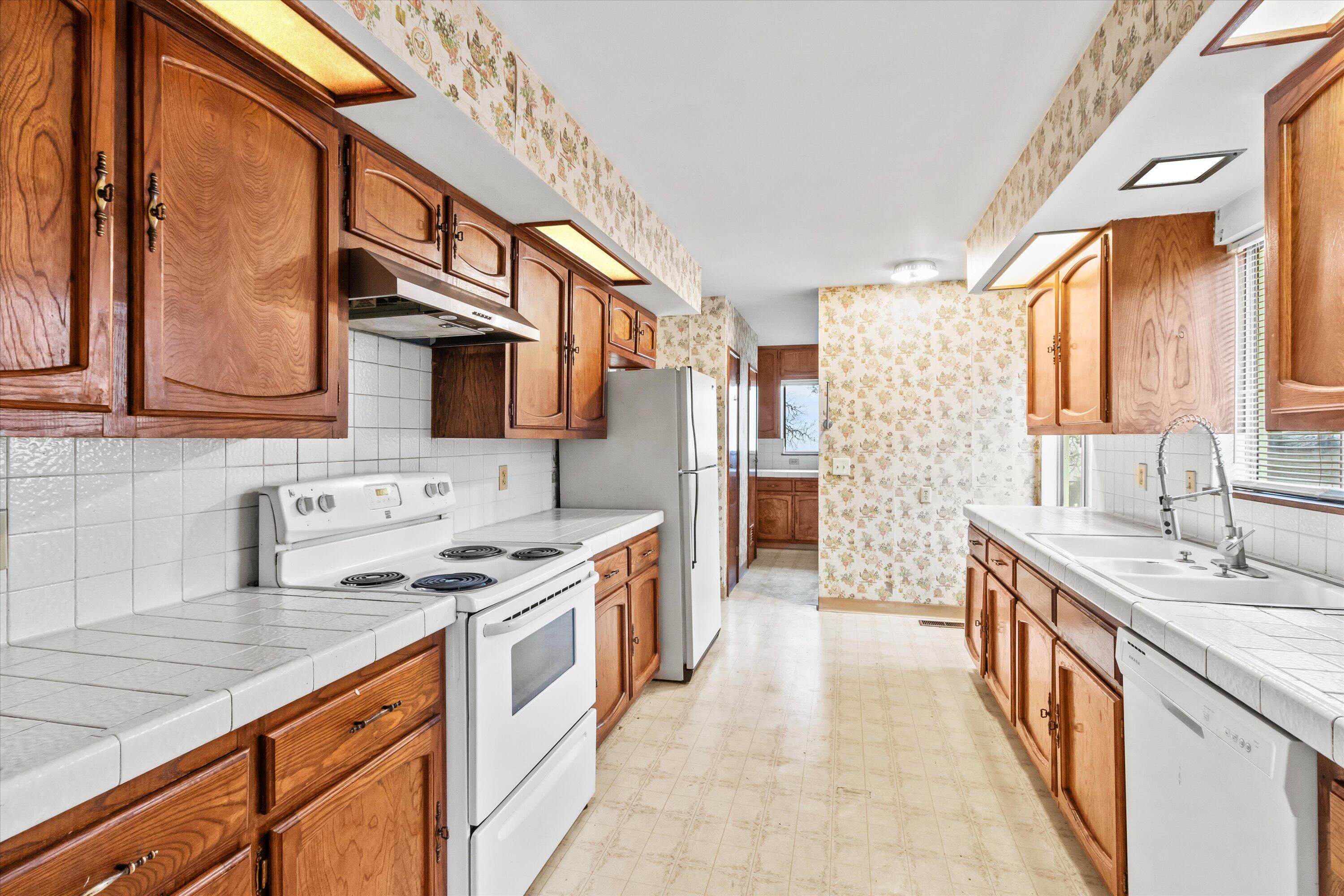 2872 Wards Creek Road Rogue River, OR 97537 - Photo 10 of 37 Kitchen