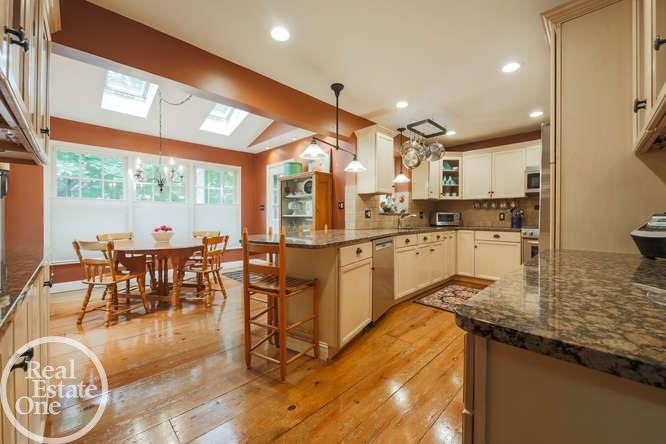 87 Ridge Road Grosse Pointe, MI 48236 - Photo 9 of 43 31330107-8.JPG