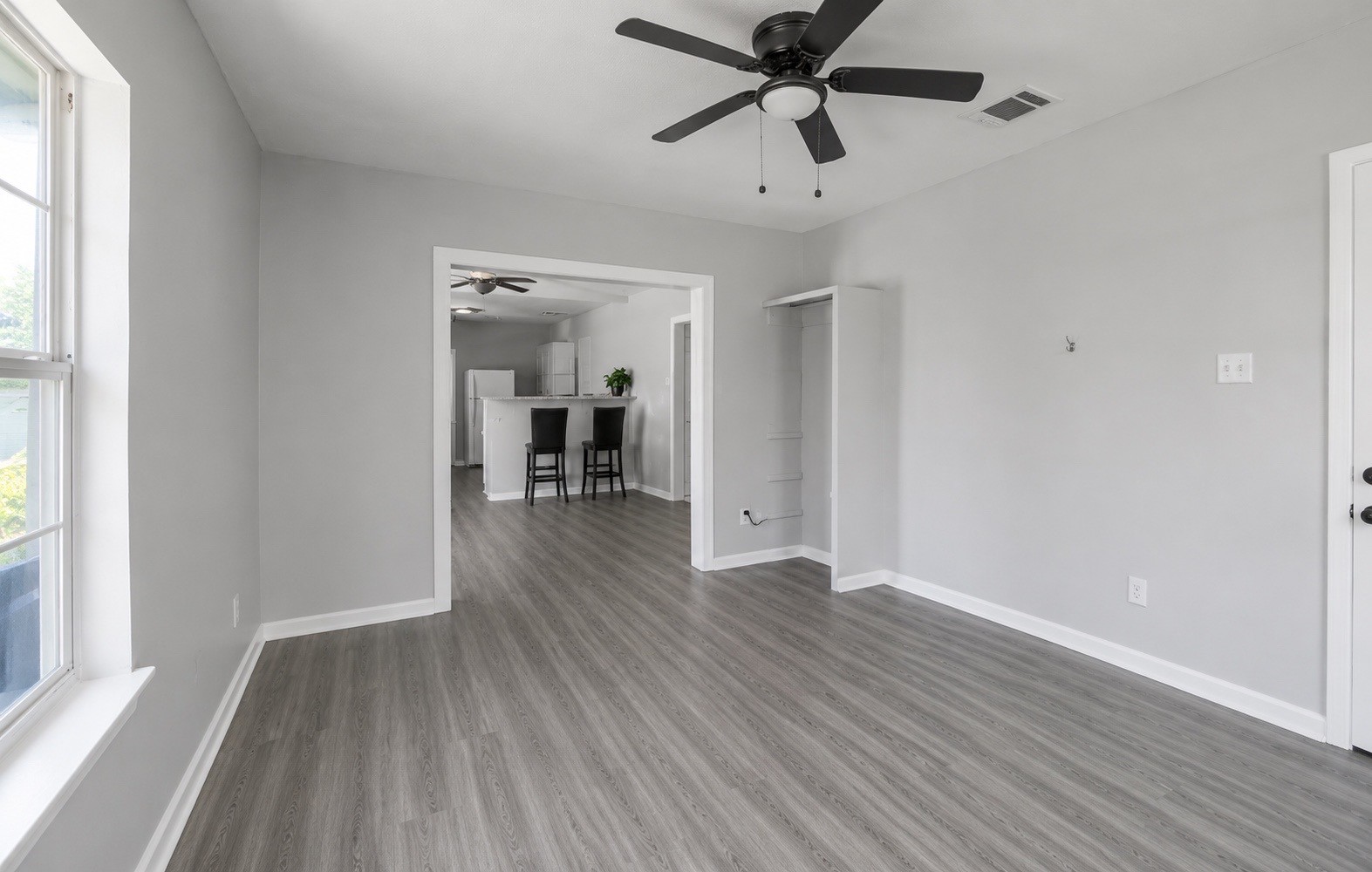 220 Engel Street Houston, TX 77011 - Photo 10 of 29 Family Room looking to the Dining Room