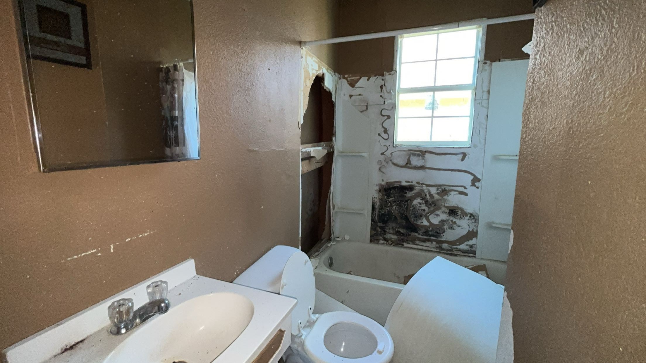 4490 Irene Street Beaumont, TX 77705 - Photo 12 of 15 Hall bath