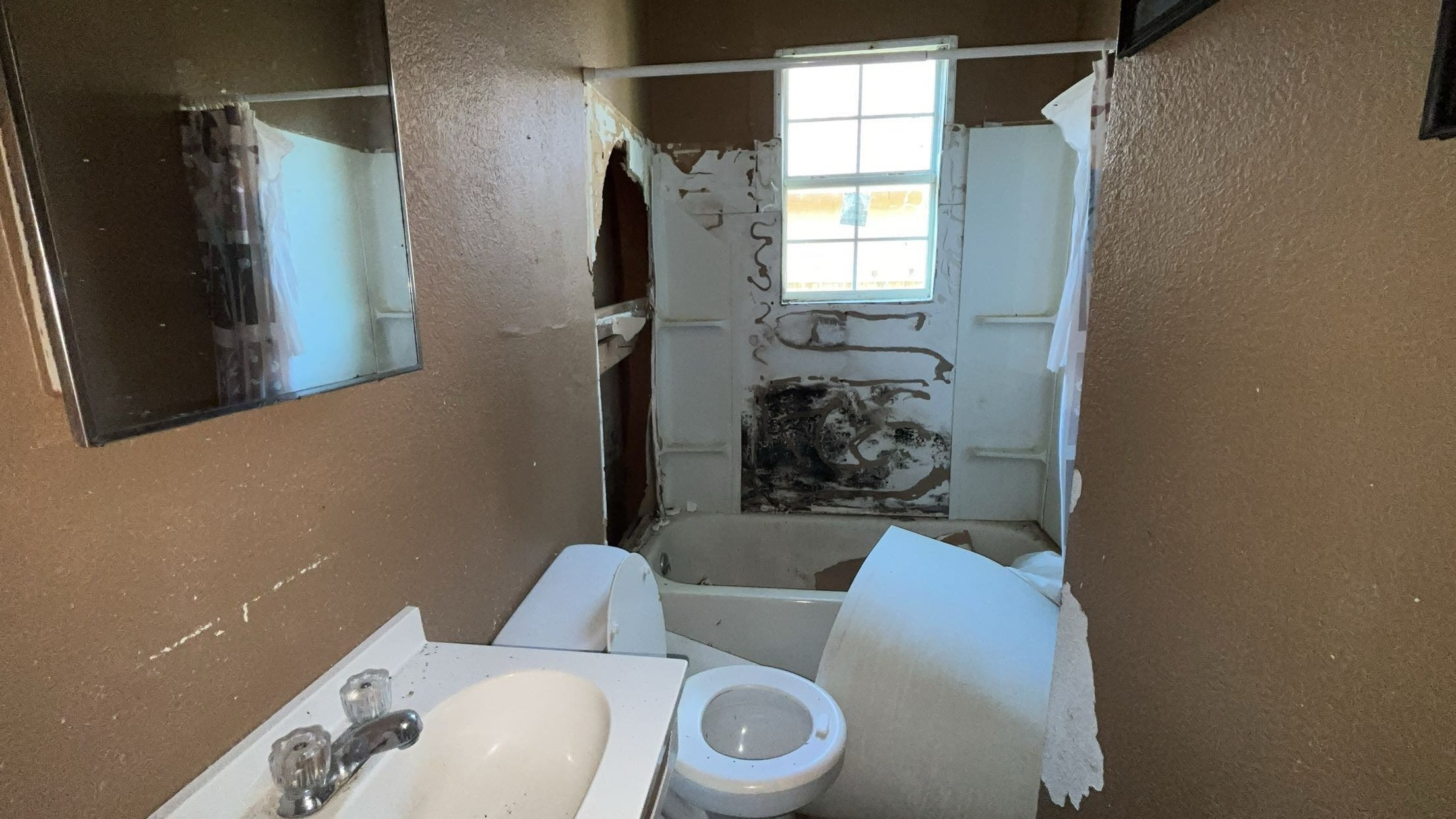 4490 Irene Street Beaumont, TX 77705 - Photo 13 of 15 Hall bath