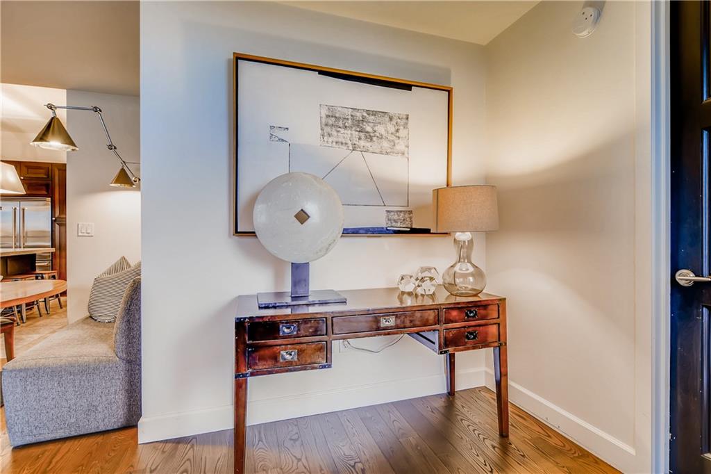 1820 Peachtree Road Northwest, Unit 811 Atlanta, GA 30309 - Photo 22 of 42 a room with table and chairs