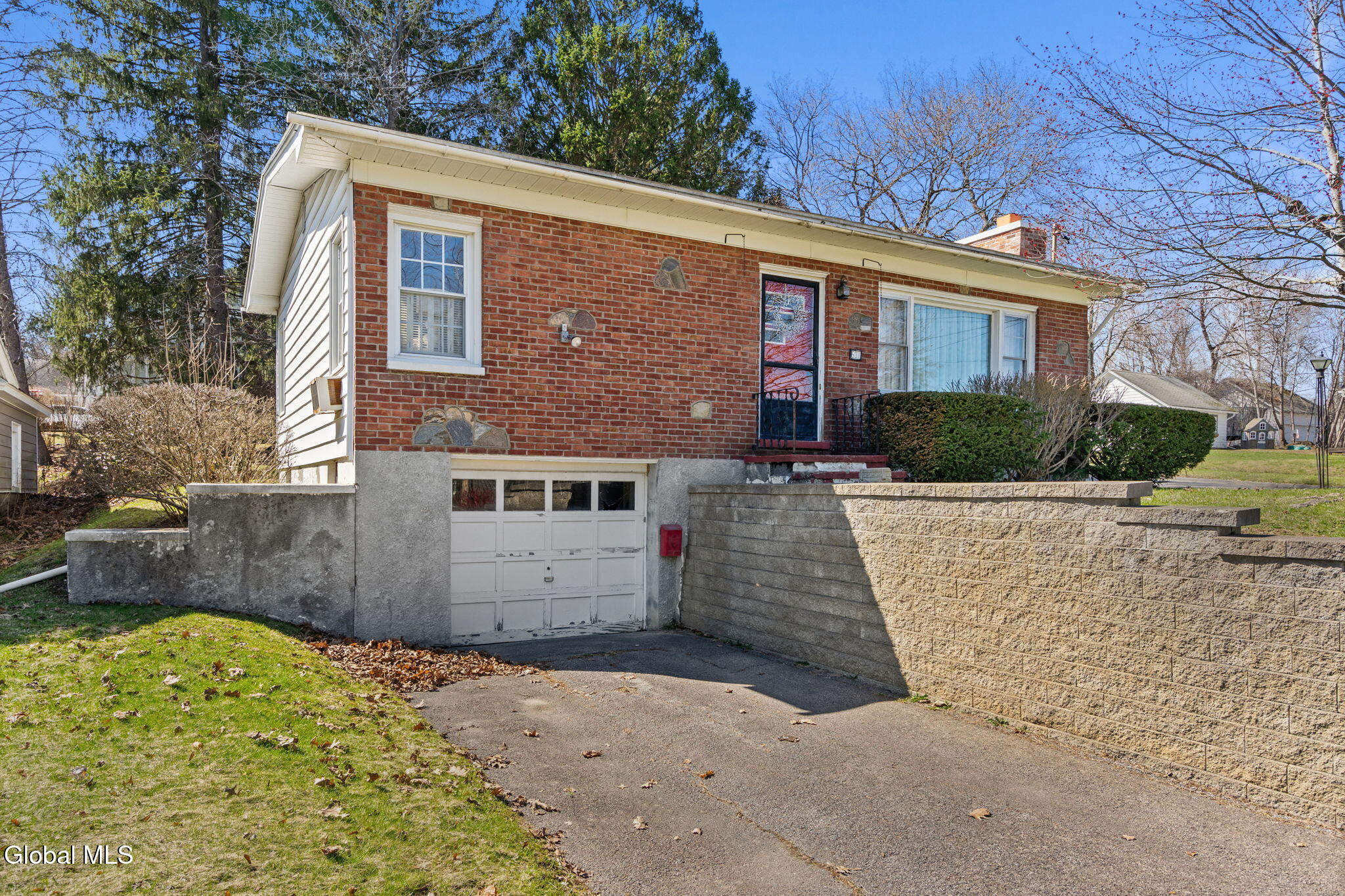 601 South Perry Street Johnstown, NY 12095 - Photo 3 of 33 3-web-or-mls-601-s-perry-st