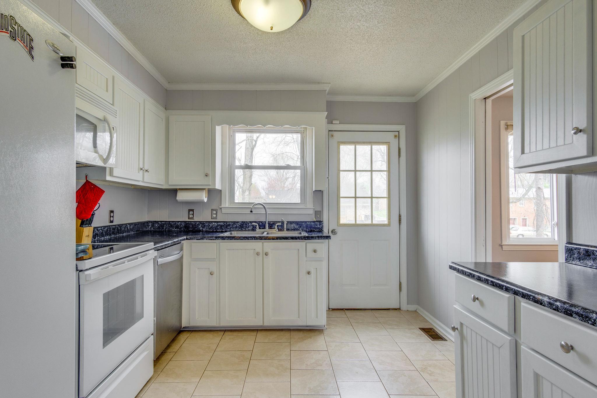 204 Stonewall Road Columbia, TN 38401 - Photo 9 of 29 Plenty of cabinets in this cozy kitchen