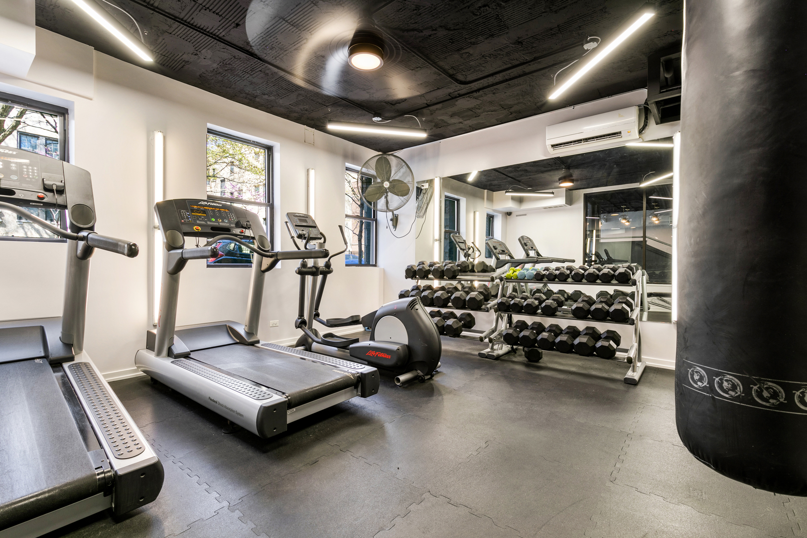 4875 North Magnolia Avenue, Unit 204 Chicago, IL 60640 - Photo 4 of 4 a room with gym equipment