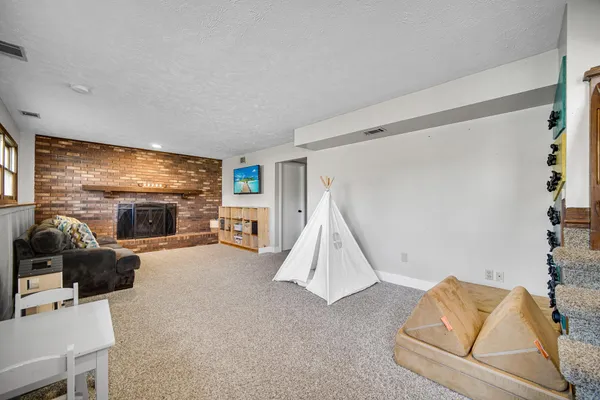 $369,900 | 4303 Kingsdale Drive, Valparaiso, IN 46383