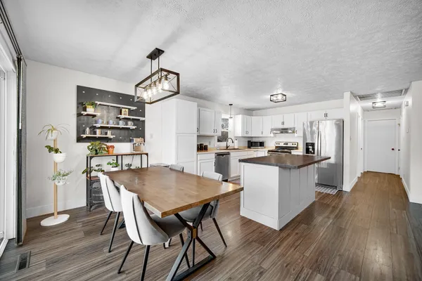 $369,900 | 4303 Kingsdale Drive, Valparaiso, IN 46383