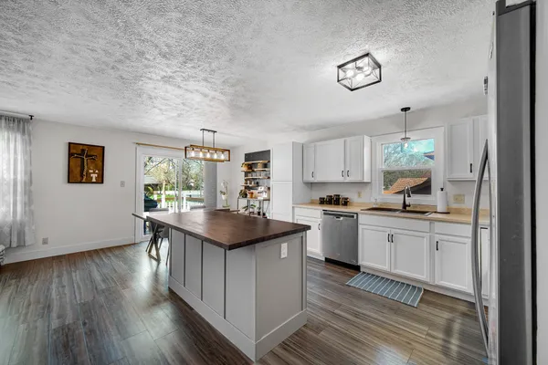 $369,900 | 4303 Kingsdale Drive, Valparaiso, IN 46383