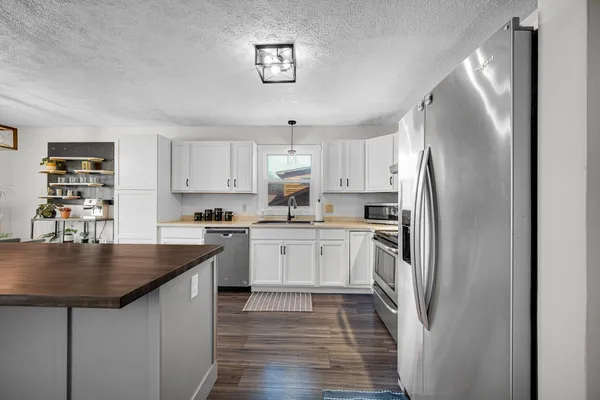 $369,900 | 4303 Kingsdale Drive, Valparaiso, IN 46383