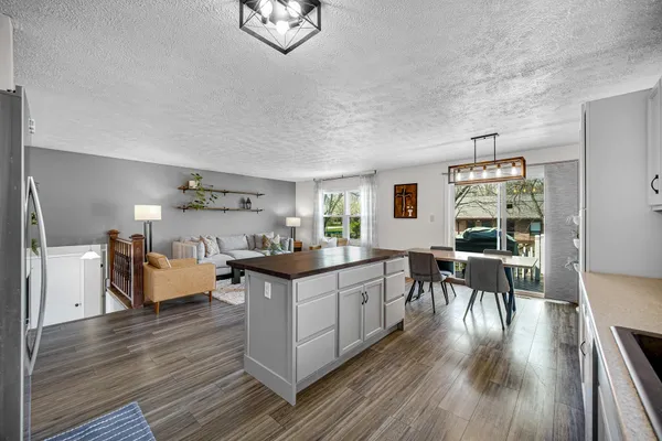 $369,900 | 4303 Kingsdale Drive, Valparaiso, IN 46383