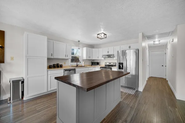 $369,900 | 4303 Kingsdale Drive, Valparaiso, IN 46383