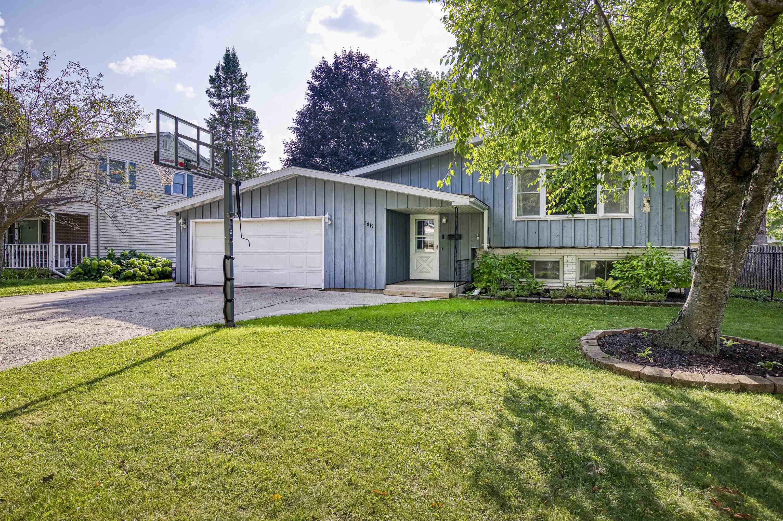 1815 South Mohawk Drive Appleton, WI 54914 - Photo 1 of 1 Gallery Image 1