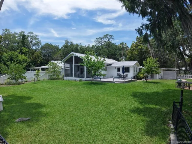 a view of a house with backyard and garden