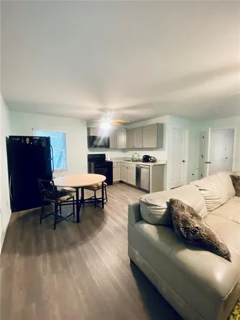 $2,900 | 2419 Wells Avenue, Sarasota, FL 34232