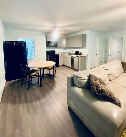 $2,900 | 2419 Wells Avenue, Sarasota, FL 34232