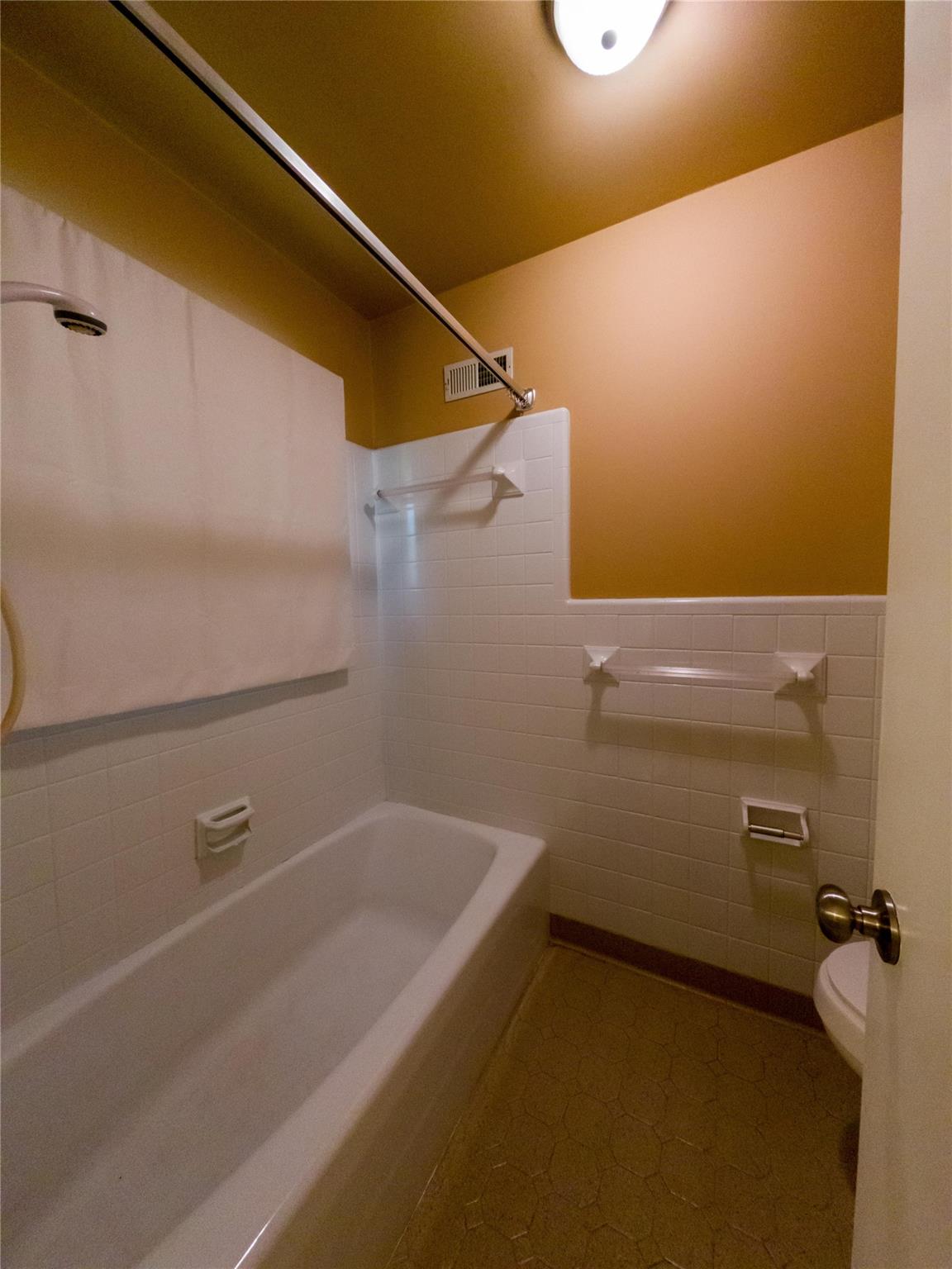4910 Lakeview Road Charlotte, NC 28216 - Photo 21 of 26 a bathroom with a bathtub