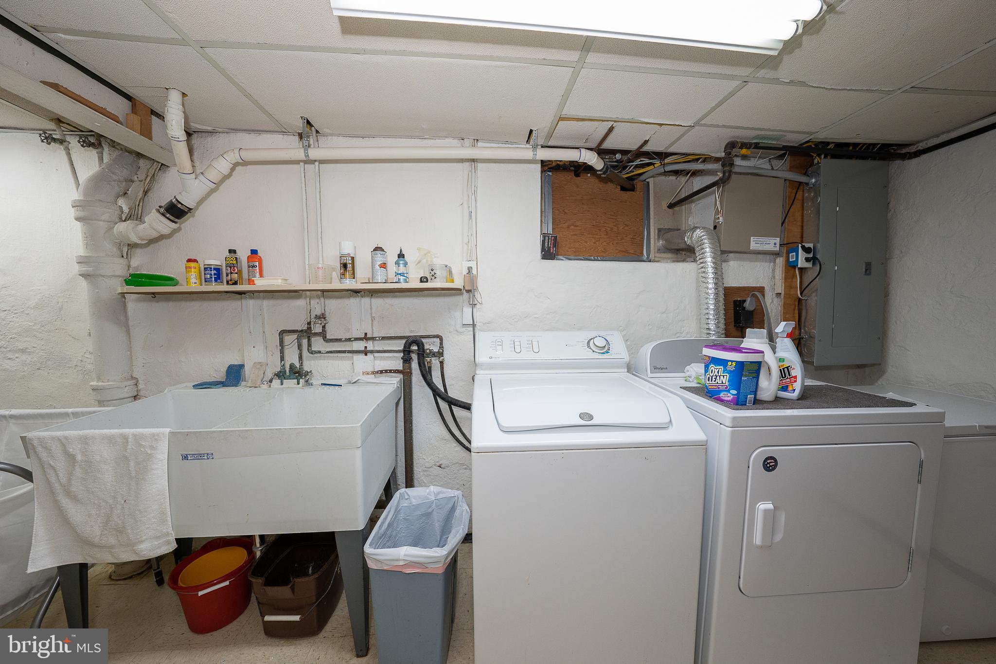 406 Briarwood Road Wallingford, PA 19086 - Photo 29 of 37 Laundry with large utility sink
