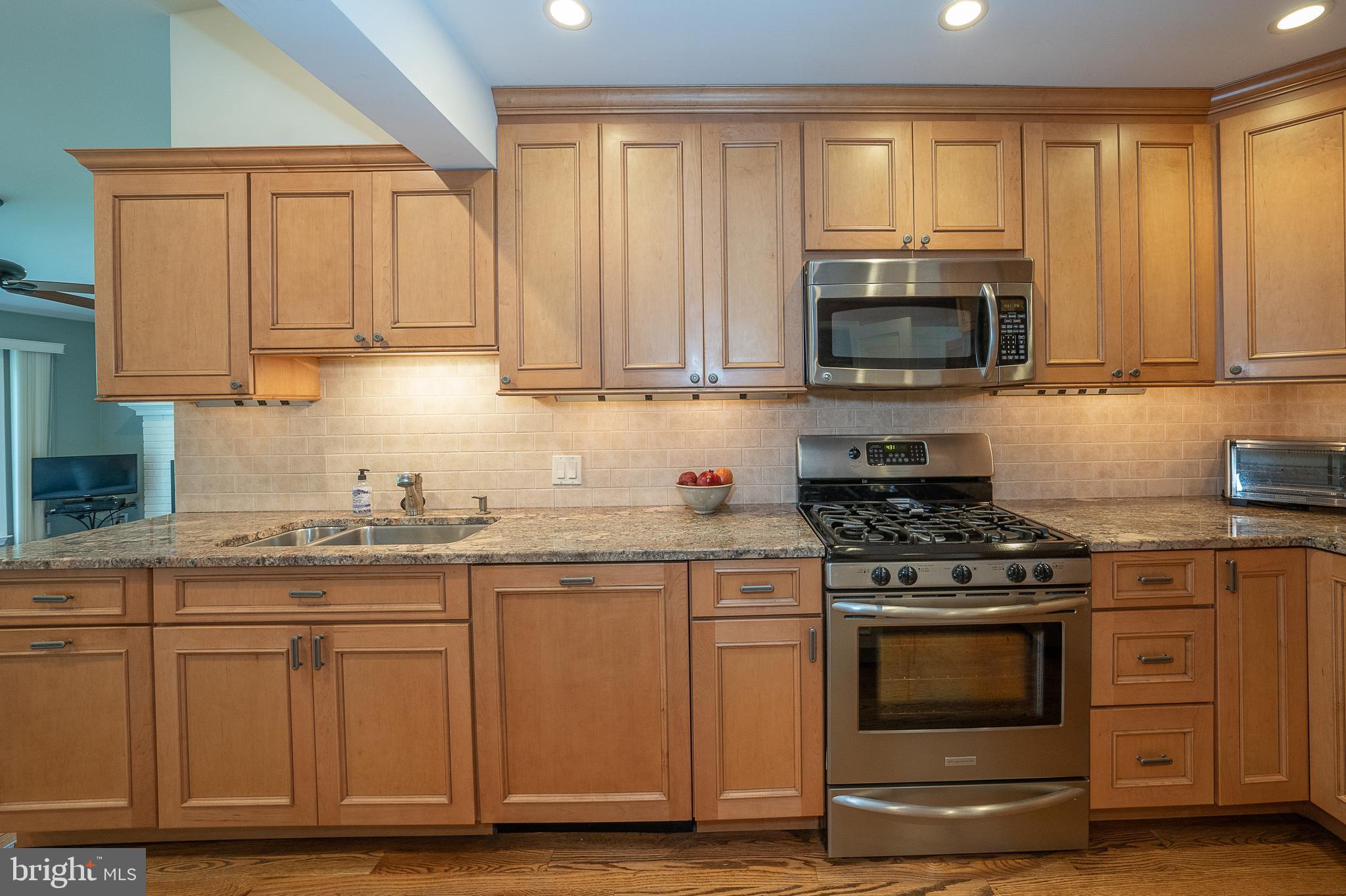 406 Briarwood Road Wallingford, PA 19086 - Photo 8 of 37 Solid wood cabinets & recessed lighting