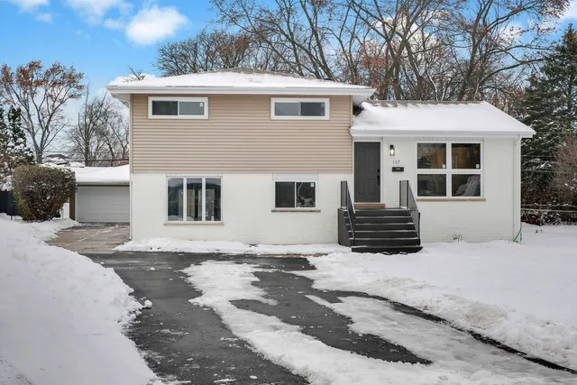 $585,000 | 137 Julie Drive, Glenview, IL 60025