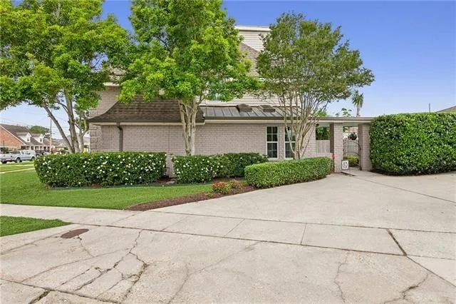 $549,000 | 4701 Lake Vista Drive, Metairie, LA 70006