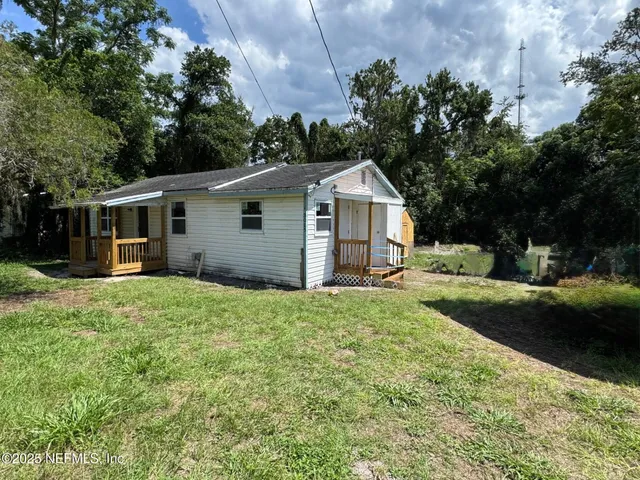 a view of a house with backyard and garden