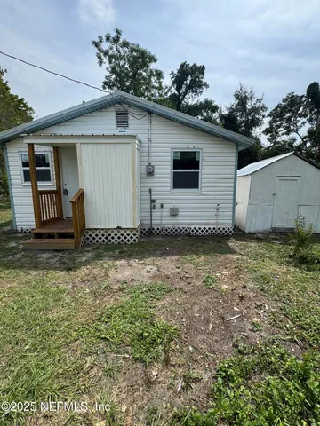a view of a house with backyard and garden