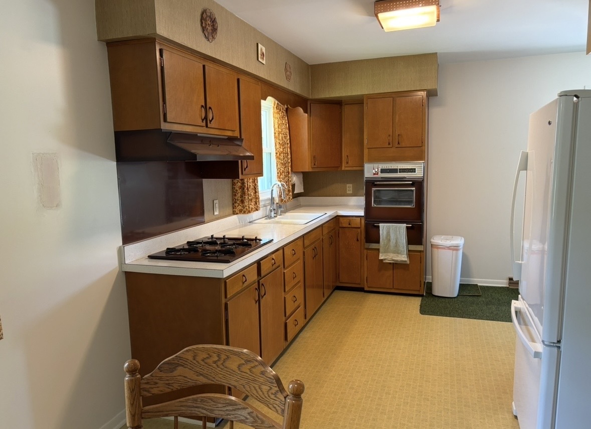 609 9th Avenue Ottawa, IL 61350 - Photo 16 of 28 a kitchen with a stove a refrigerator and cabinets