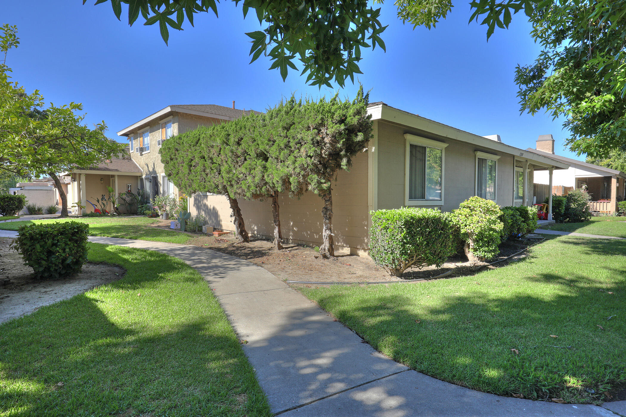 1310 Hull Place Oxnard, CA 93030 - Photo 6 of 8 a view of a house with a yard