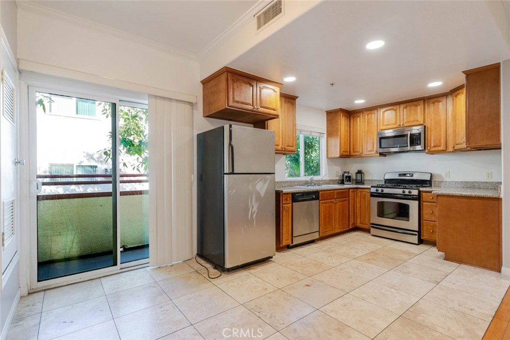 15053 Victory Boulevard, Unit 5 Van Nuys, CA 91411 - Photo 8 of 26