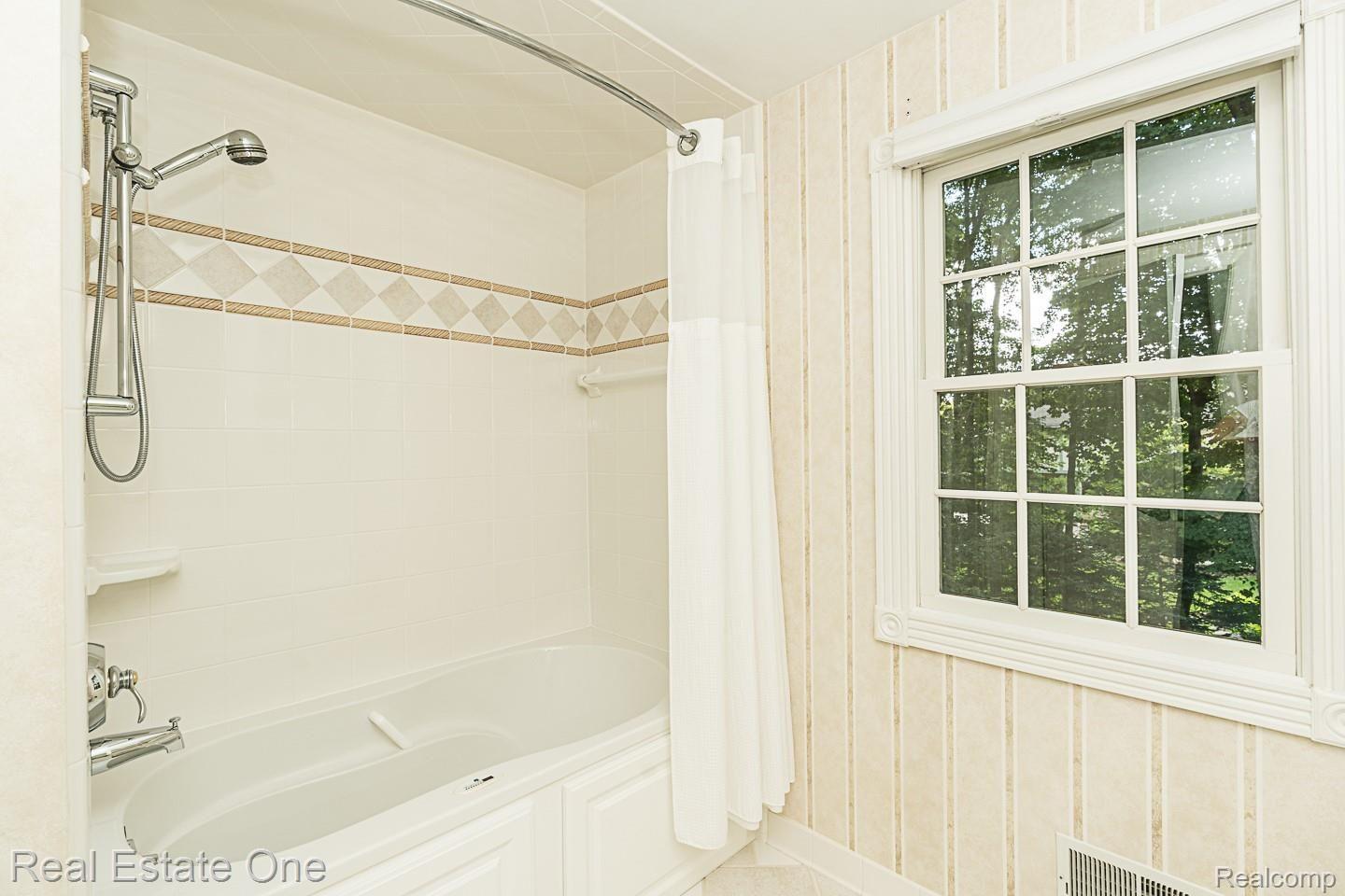 1391 Chestnut Lane Rochester, MI 48309 - Photo 40 of 52 Full bath