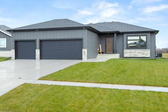 $475,000 | 6628 14th Street South, Fargo, ND 58104