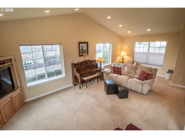 $515,000 | 902 North View Drive, Winchester, OR 97495