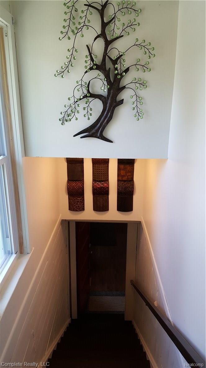 8033 East Richfield Road Davison, MI 48423 - Photo 29 of 46 Stairs decor