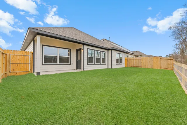 a view of a house with backyard