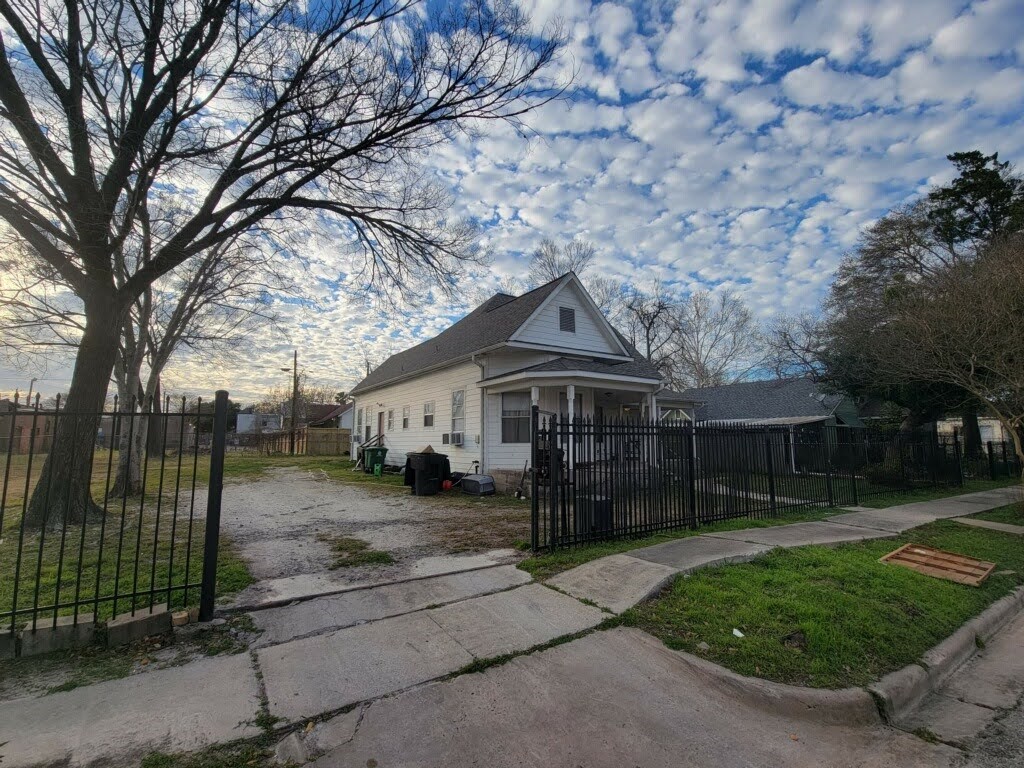 1905 Chapman Street Houston, TX 77009 - Photo 5 of 16 a front view of a house with a yard