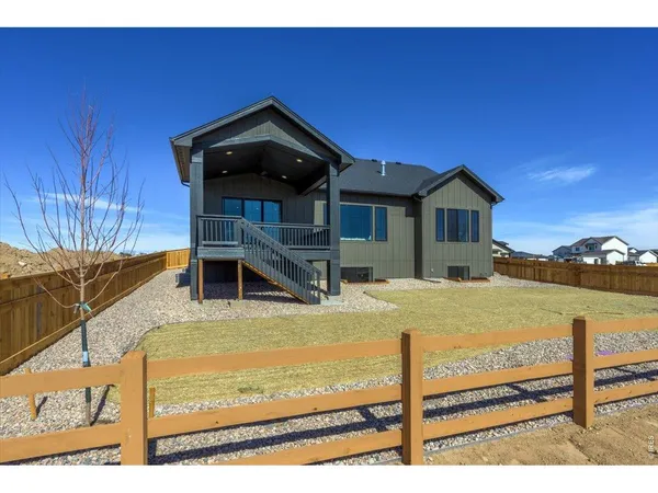 a view of a house with backyard