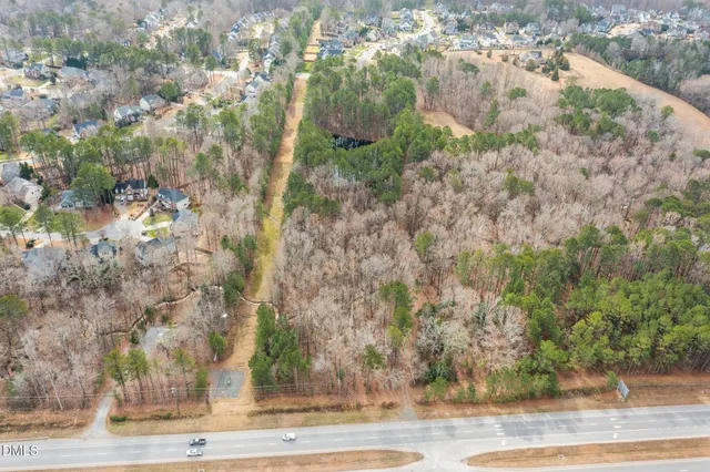 a view of a yard in front of house