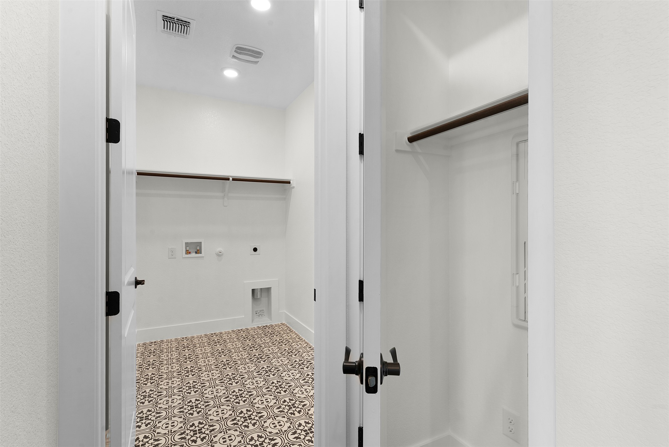 1121 Pansy Trail Georgetown, TX 78628 - Photo 15 of 25 Laundry area with gas dryer hookup, washer hookup, and recessed lighting