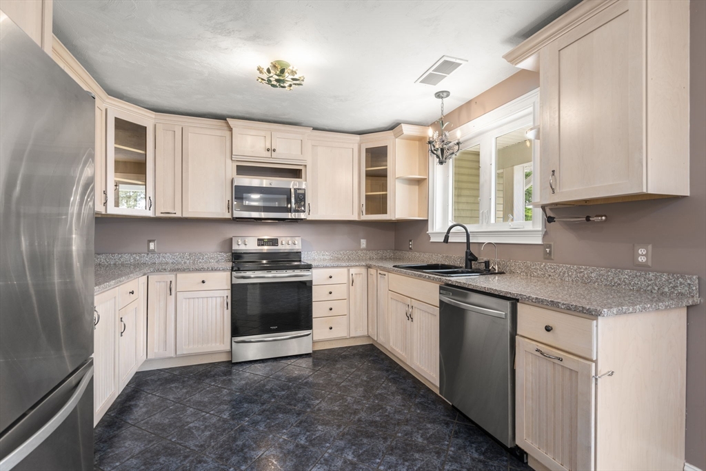893 Cronin Road Warren, MA 01585 - Photo 10 of 38