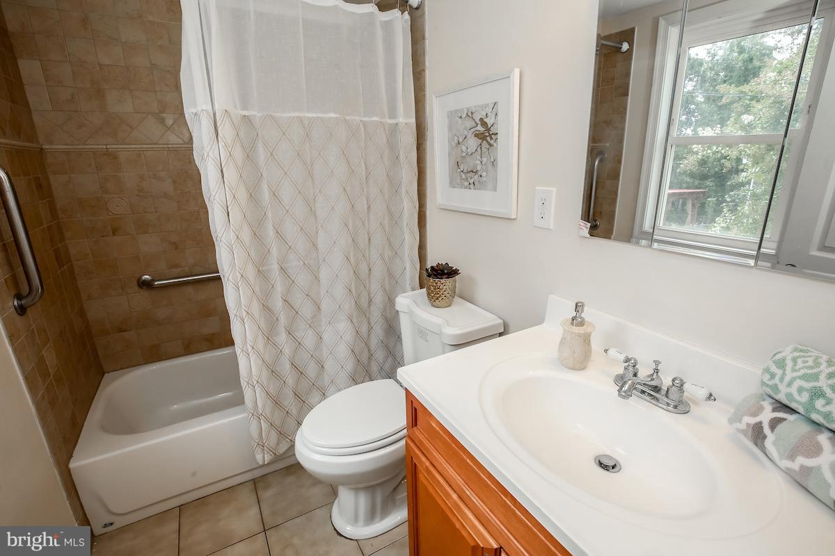 1415 Howard Road Southeast Washington, DC 20020 - Photo 8 of 29 Full Bathroom