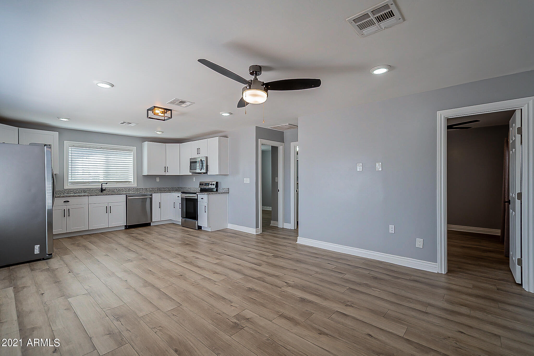 428 South Meridian Road Mesa, AZ 85208 - Photo 10 of 60 MAIN LIVING SPACE