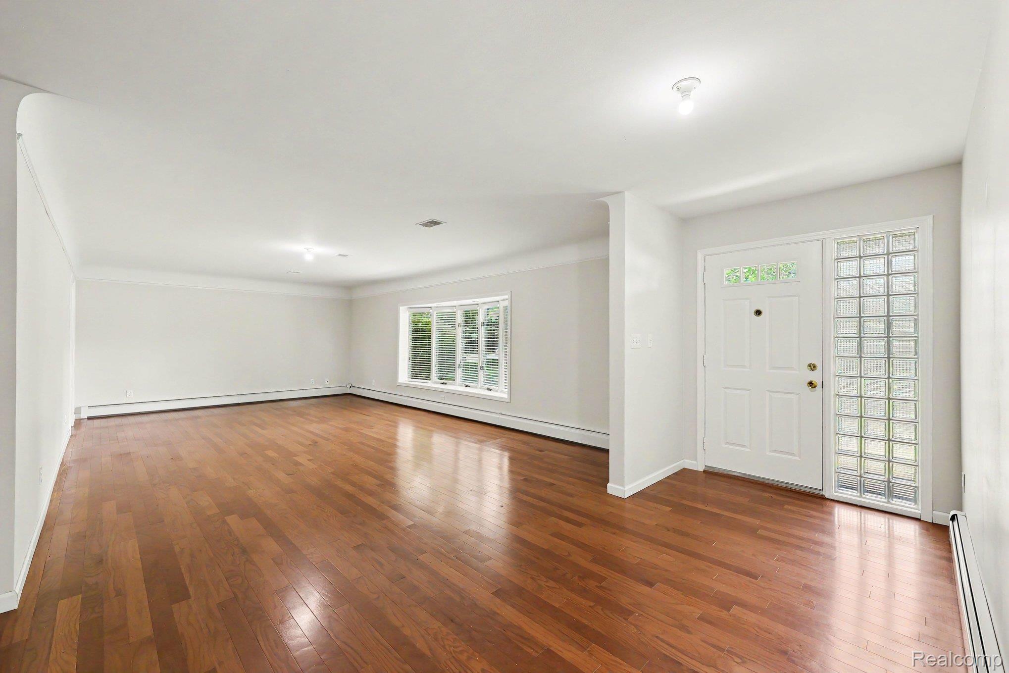 3750 Beach Road Troy, MI 48084 - Photo 4 of 27 005_file_8088.jpg