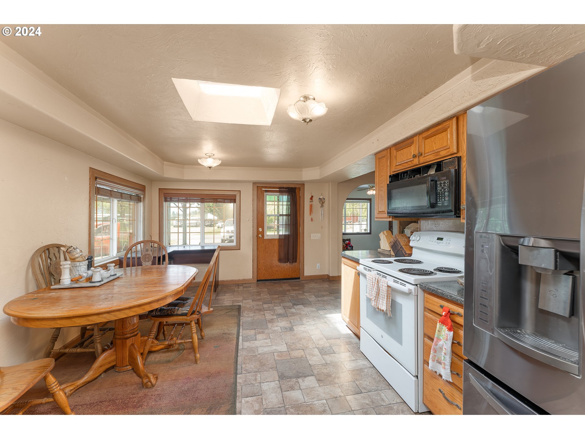 215 Northside Road Sutherlin, OR 97479 - Photo 13 of 40 a kitchen with a dining table chairs and refrigerator