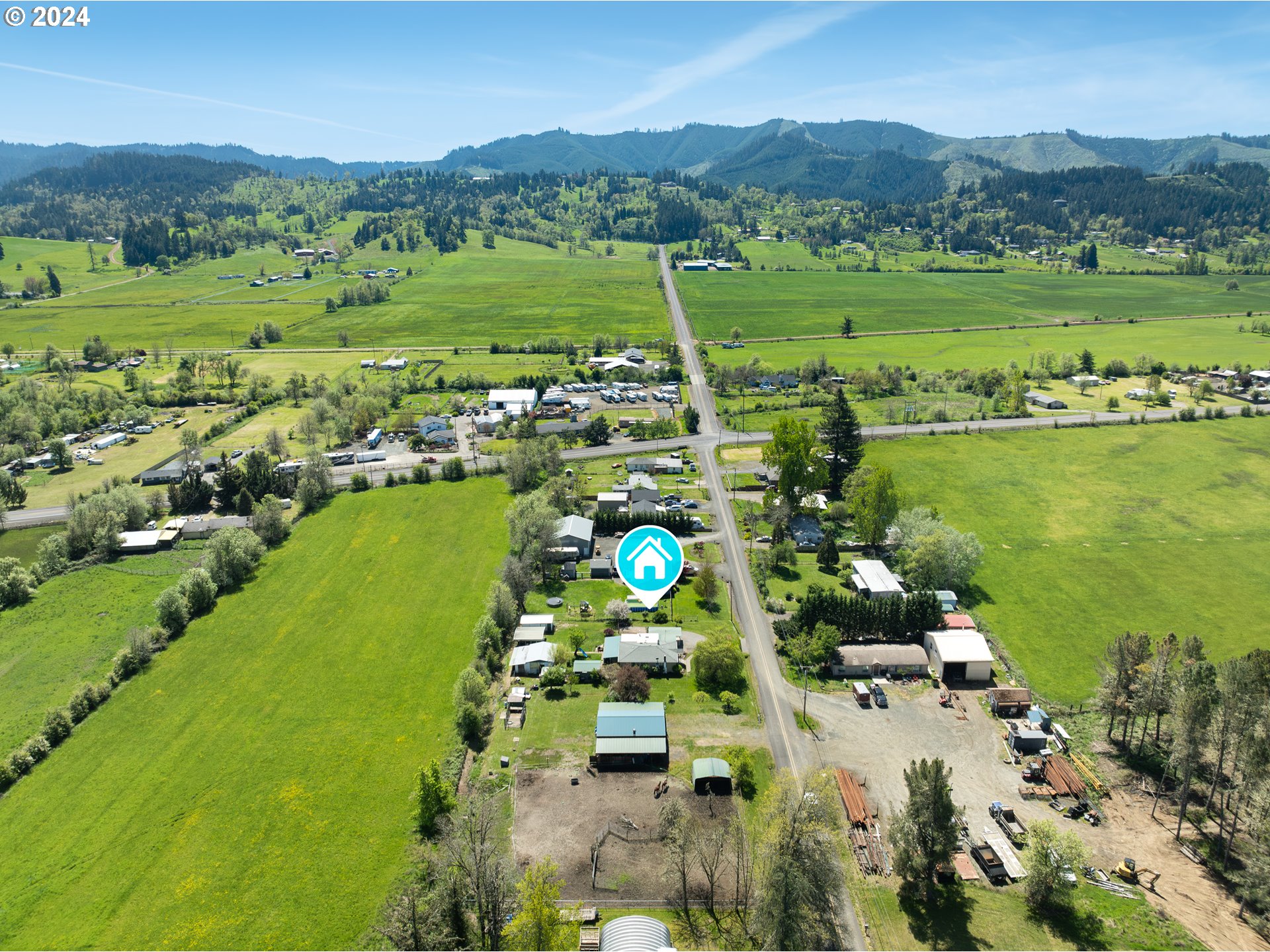 215 Northside Road Sutherlin, OR 97479 - Photo 19 of 40 an aerial view of a houses with a lake