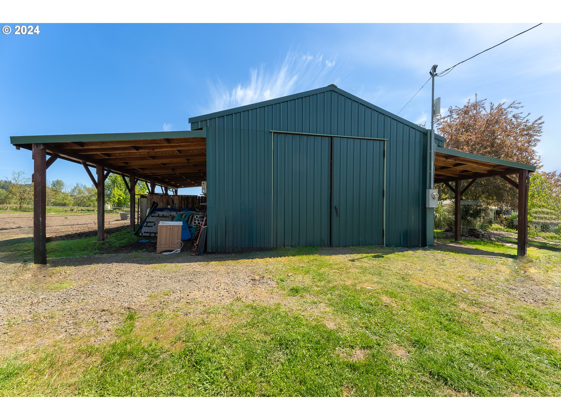 215 Northside Road Sutherlin, OR 97479 - Photo 20 of 40 a backyard of a house