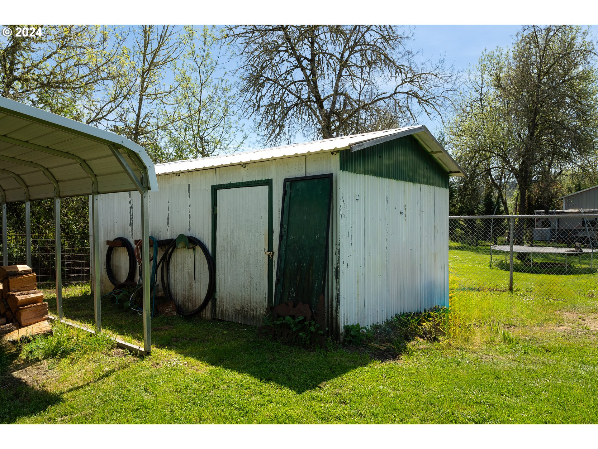 215 Northside Road Sutherlin, OR 97479 - Photo 29 of 40 a backyard of a house with yard and outdoor seating
