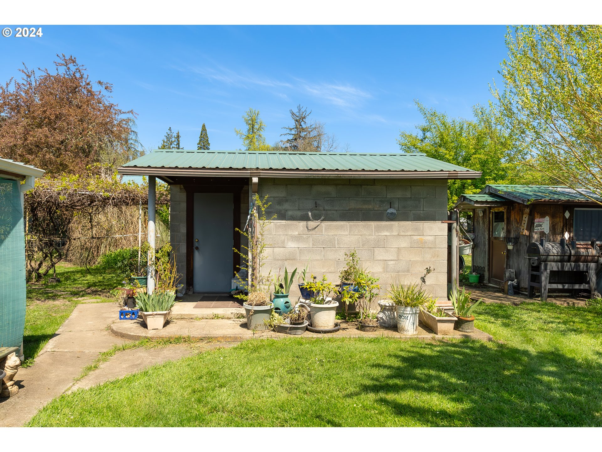 215 Northside Road Sutherlin, OR 97479 - Photo 31 of 40 a view of a backyard with table and chairs