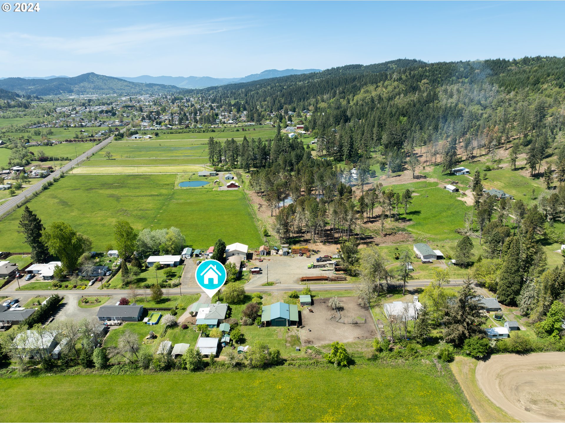 215 Northside Road Sutherlin, OR 97479 - Photo 36 of 40 a view of a town with mountains in the background