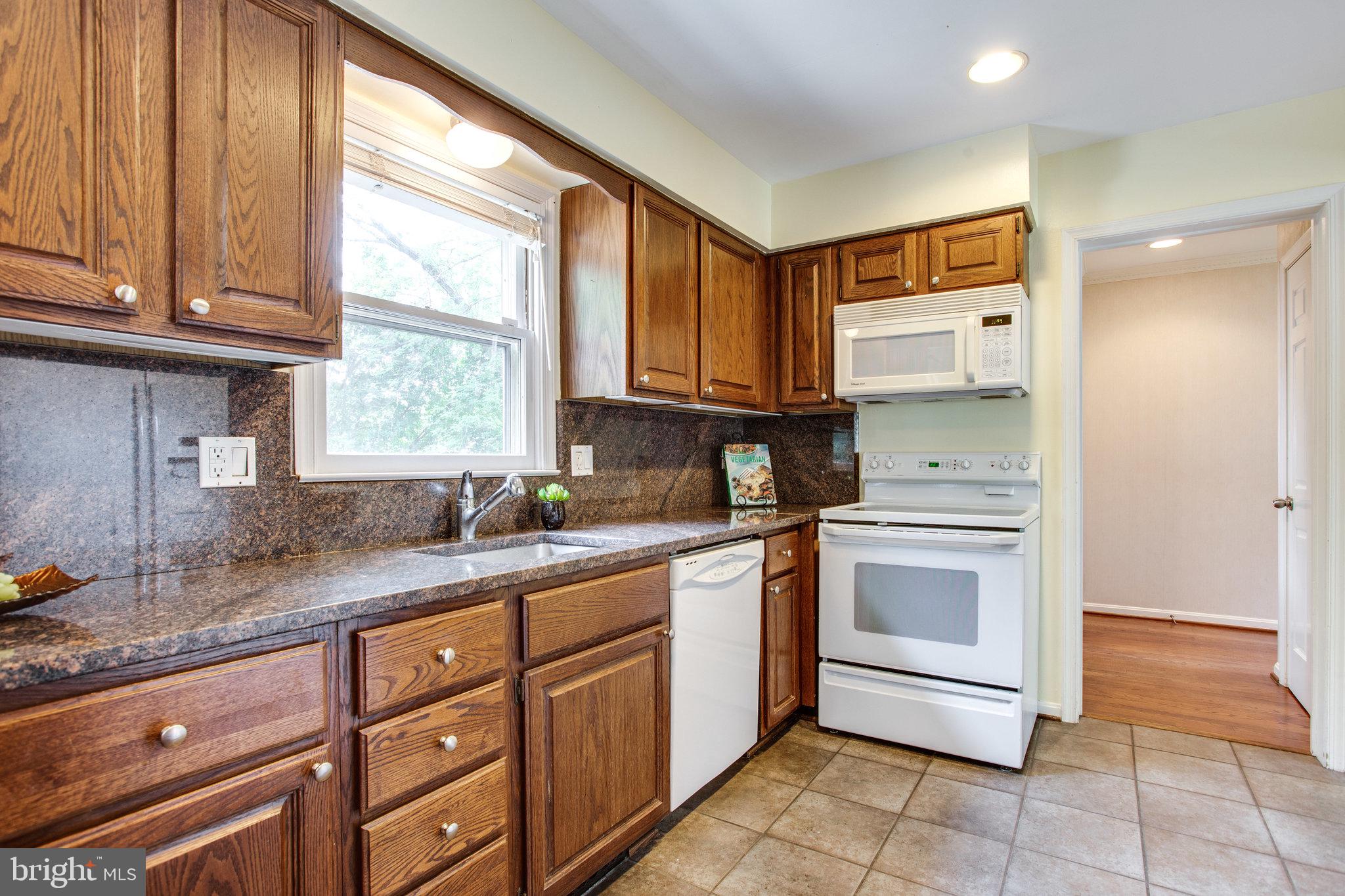 1211 Summit Road McLean, VA 22101 - Photo 12 of 50 Granite Counters & Backsplash
